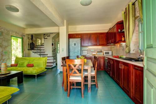 Perachori Villa Sleeps 6 Pool Air Con Wifi