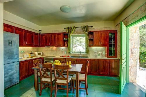 Perachori Villa Sleeps 6 Pool Air Con Wifi