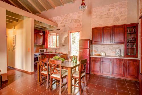 Perachori Villa Sleeps 4 Pool Air Con Wifi