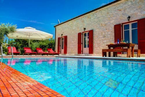 Perachori Villa Sleeps 4 Pool Air Con Wifi