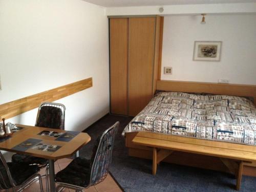 Hostal Molo U?eiga Inn