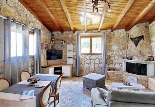 Samonas Villa Sleeps 4 With Pool And Air Con