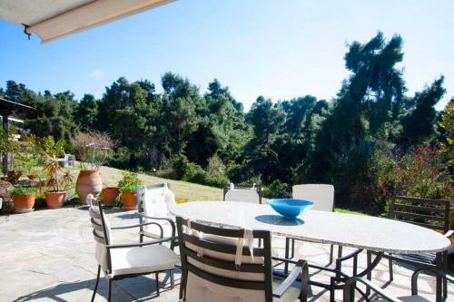 Negley Sea Side Villa, Elani