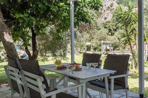 Hostal Limnonari Studio