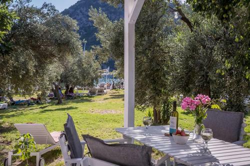 Hostal Limnonari Studio
