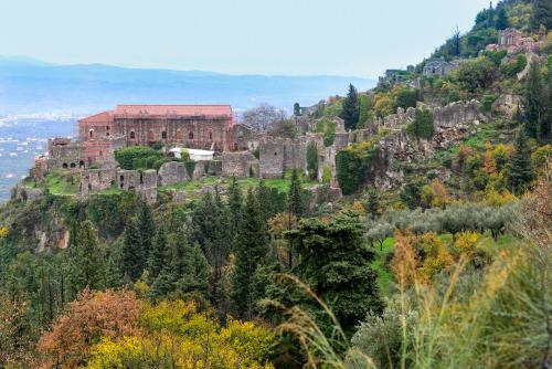Laconian Collection "villa Byzantium"
