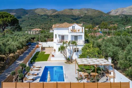Vougiato Villa Sleeps 10 With Pool Air Con And Wifi