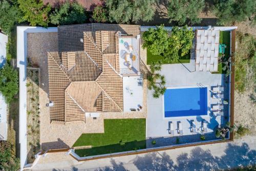 Vougiato Villa Sleeps 10 With Pool Air Con And Wifi