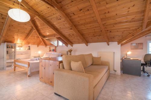Vougiato Villa Sleeps 10 With Pool Air Con And Wifi