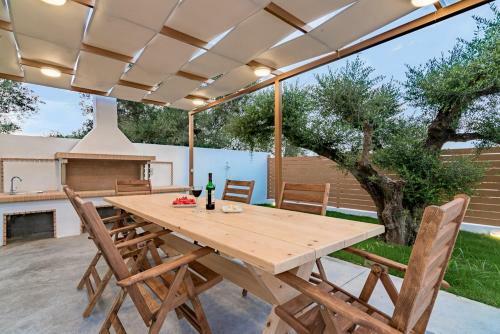 Vougiato Villa Sleeps 10 With Pool Air Con And Wifi