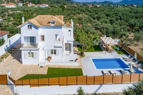 Vougiato Villa Sleeps 10 With Pool Air Con And Wifi