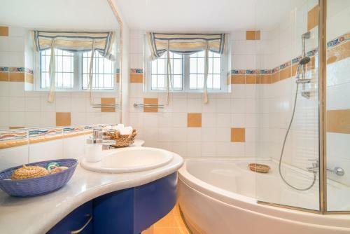 Vougiato Villa Sleeps 10 With Pool Air Con And Wifi