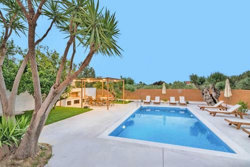 Vougiato Villa Sleeps 10 With Pool Air Con And Wifi