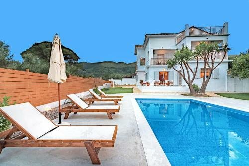 Vougiato Villa Sleeps 10 With Pool Air Con And Wifi