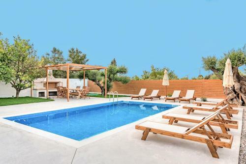 Vougiato Villa Sleeps 10 With Pool Air Con And Wifi