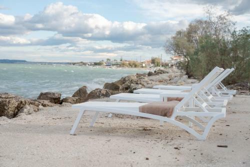 Hostal Costa Vasia Suites And Apartments