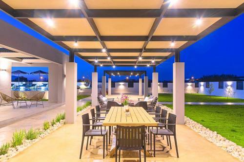 Villa Solaris Heated Pool & Jacuzzi