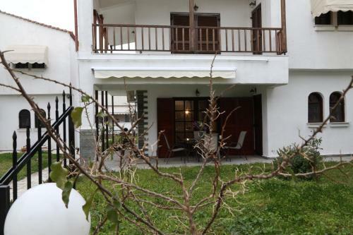Home With A Beautiful Garden By The Sea