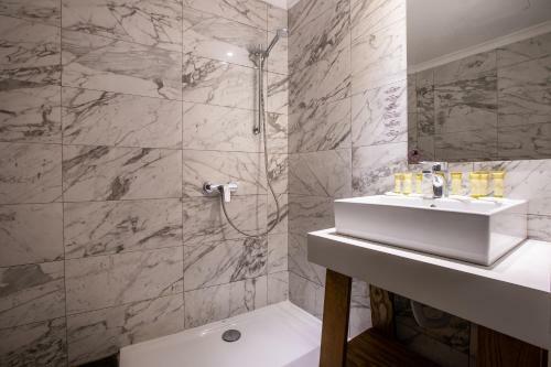 Hotel White Olive Premium Cameo
