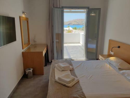 Hotel Far Out Beach Resort