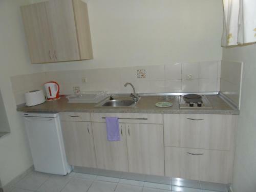 Artemis Apartments ( Yiannis House)