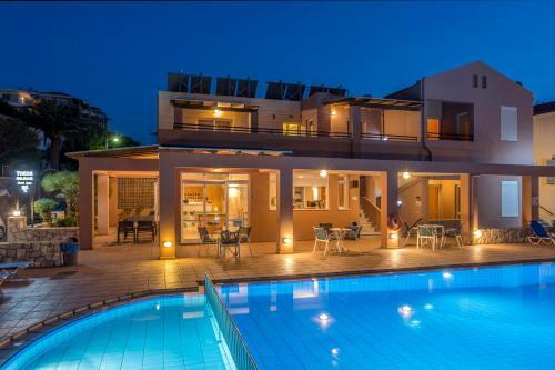 Theos Holidays Apartments