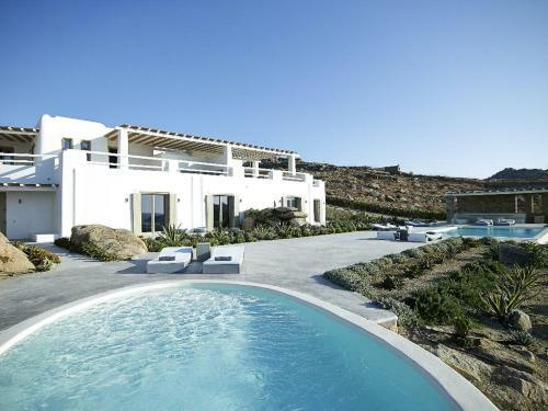 Paraga Villa Sleeps 32 With Pool And Air Con
