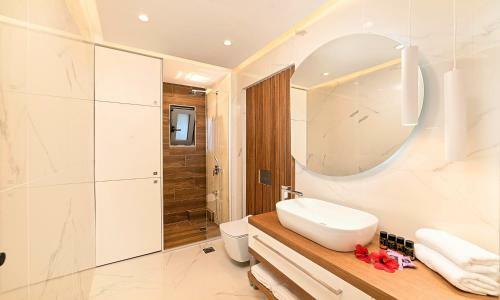Villa Mistral Suite Heated Pool