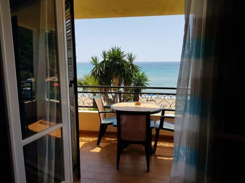 Corfu Glyfada Beachfront Apartment 7