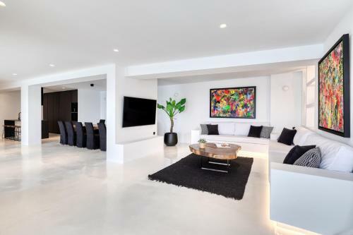 Psarou Black Villa 2