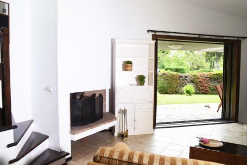 Peekaboo Shared Pool Villa