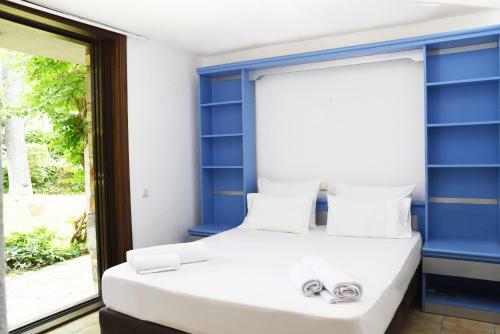 Peekaboo Shared Pool Villa