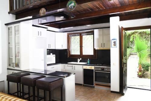 Peekaboo Shared Pool Villa