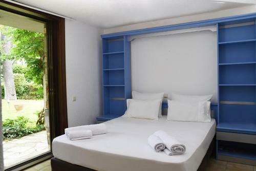 Peekaboo Shared Pool Villa