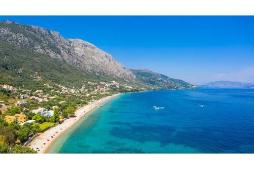 Akti Barbati Villa Tria