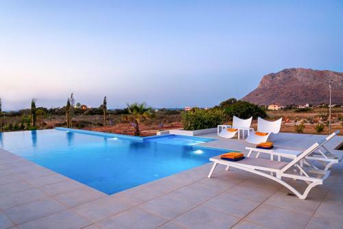 Stavros Villa Sleeps 10 With Pool Air Con And Wifi