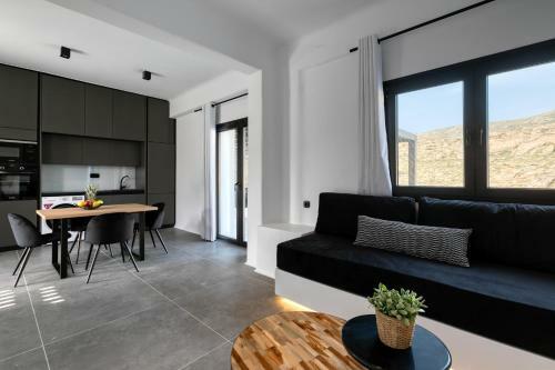 Hotel Ftelia Black Villas