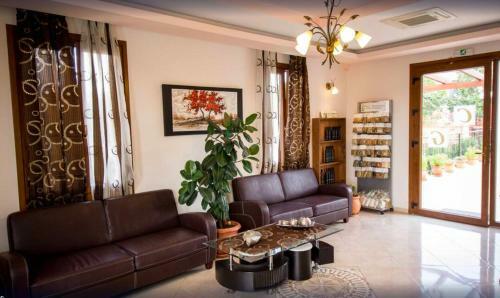 Hostal Room In Apartment - Elegantly Furnished Studio For 2 People