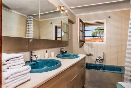 Tersanas Villa Sleeps 9 With Pool And Air Con