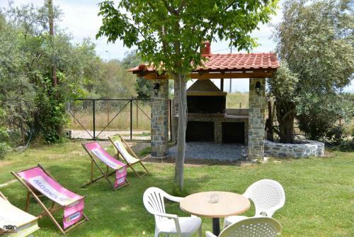 Hostal Ziourkas Apartments