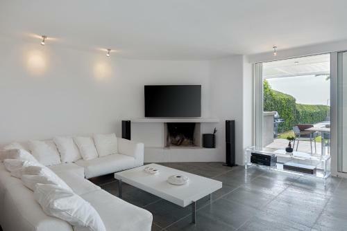 Luxurious Beachfront Villa Maira