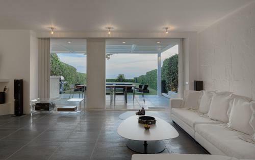 Luxurious Beachfront Villa Maira