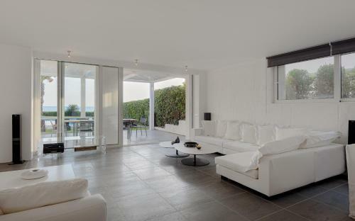 Luxurious Beachfront Villa Maira