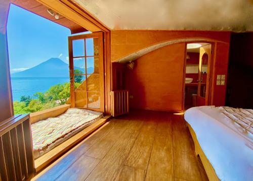 Unique Architecture, Breathtaking Views Of Lake