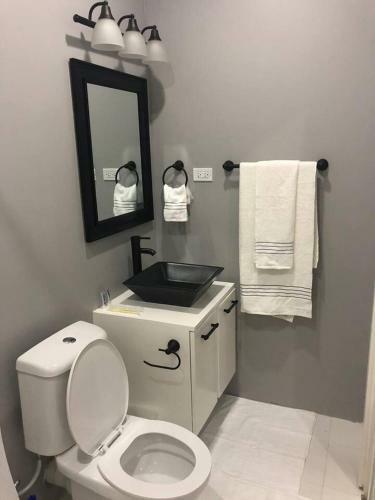 Le Zo Vacations - Spacious Modern Apartment With Patio