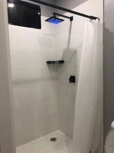 Le Zo Vacations - Spacious Modern Apartment With Patio