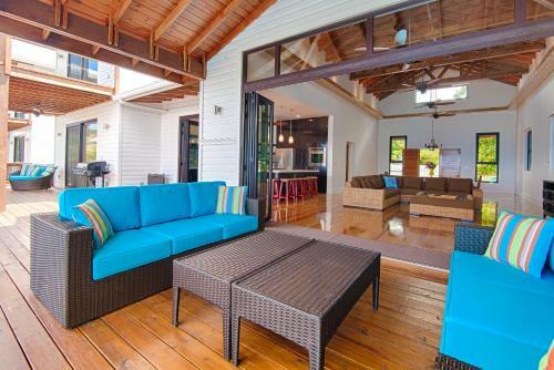 Villa Vivaro Roatan South House