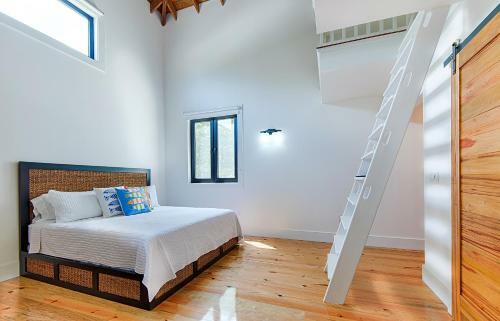 Villa Vivaro Roatan South House