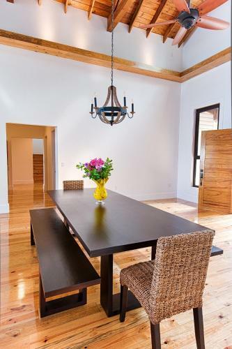 Villa Vivaro Roatan South House