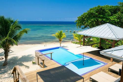 Vivaro Roatan Beachfront